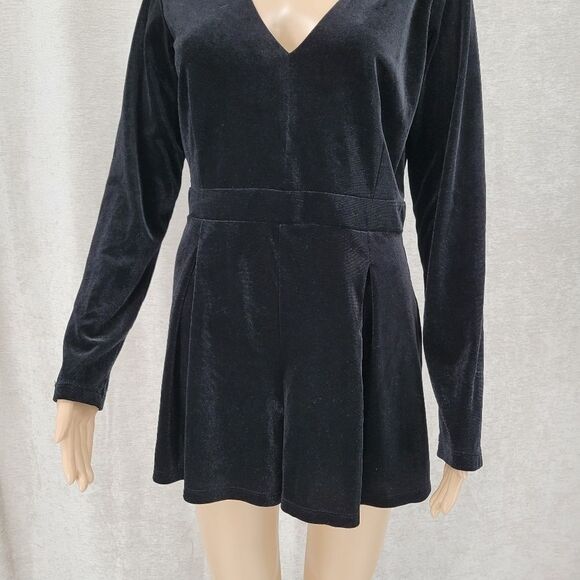 Gianni  Bini Black Velour Long Sleeve Romper Women's Medium - Picture 5 of 14